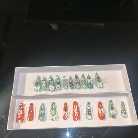 Festive Red and Green Nail Set - Picture 1 of 2